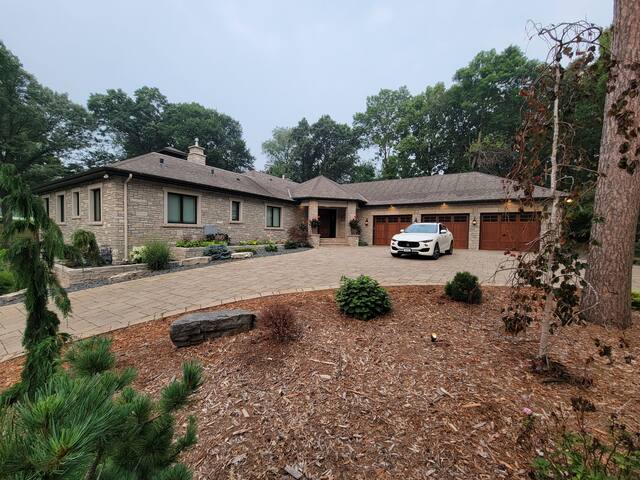 Exquisite 5BR, 4.5BA Home 8 miles from Minneapolis gallery image 2