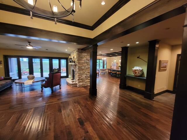 Exquisite 5BR, 4.5BA Home 8 miles from Minneapolis gallery image 5