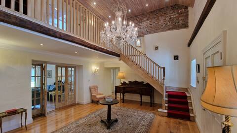 Tranquil 18th Century with tennis court!