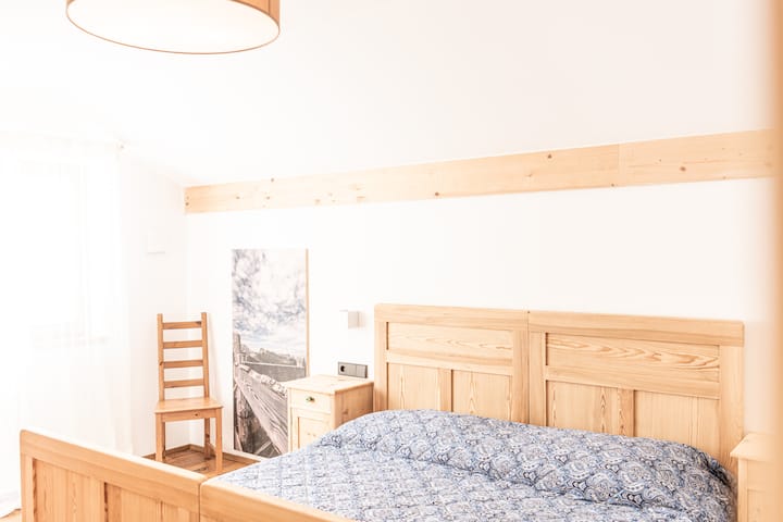 Zweibettzimmer aus Echtholz, schöne antike Möbel