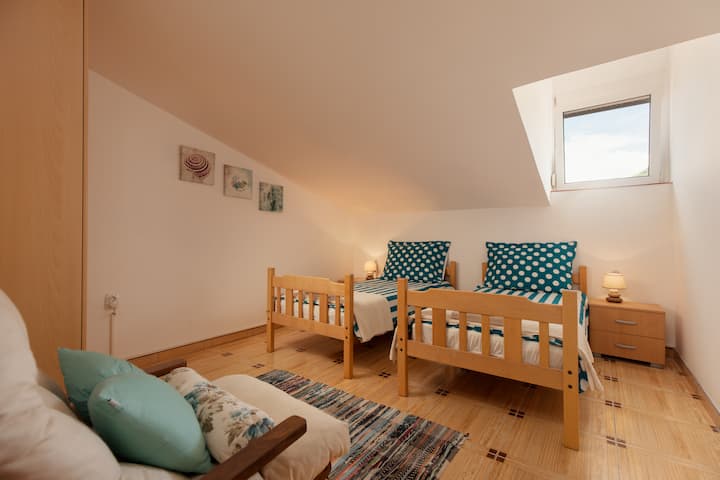 Twin bedroom