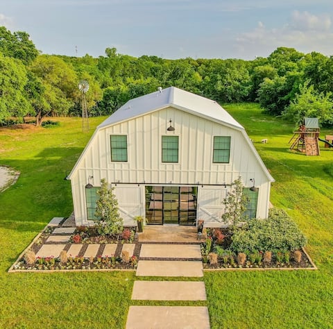 HGTV's Barndominium Lake/Covered Patio/16 acres