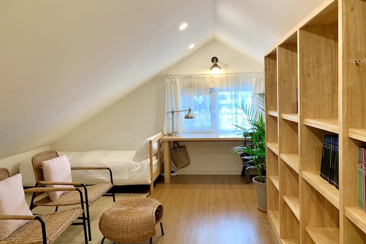 Druhé poschodie znázorňuje tvar zaparkovanej strechy a k dispozícii sú dve samostatné postele. 