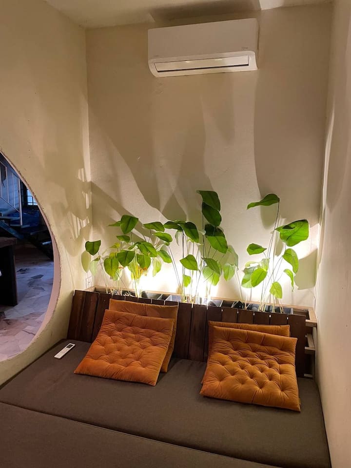 غرفة في زاوية الخشب المنزلي. هذا هو المسكن الذي يمكنك الاسترخاء فيه والدردشة مع أصدقائك. انعم بالدفء وتمتع بشعور لطيف داخل المخيم! 