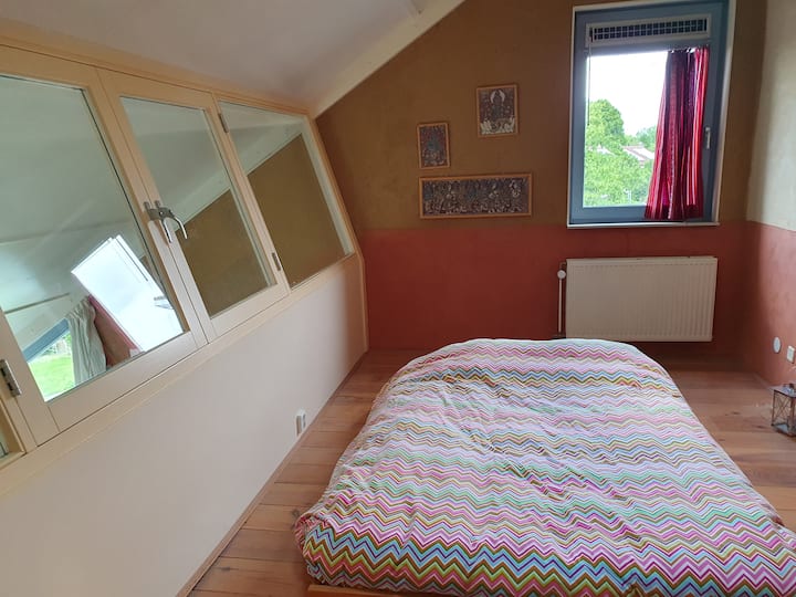 Chumba cha kulala kwenye ghorofa ya kati, ghorofa ya juu.