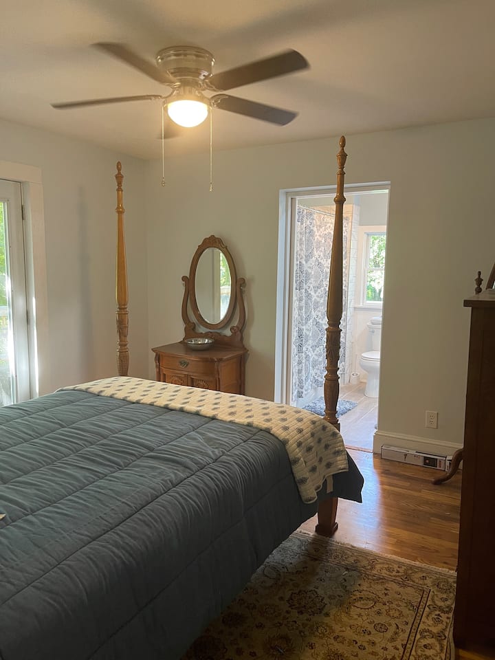 Hlavná spálňa má prístup na veľkú vonkajšiu terasu a vlastnú kúpeľňu!