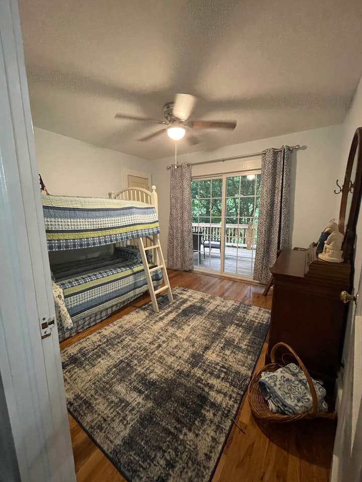 Poschodová posteľ s postieľkou poskytuje tri oddelené postele spolu s komorou a šatníkovým priestorom na uloženie vašich vecí. A je tu prístup na veľkú terasu!