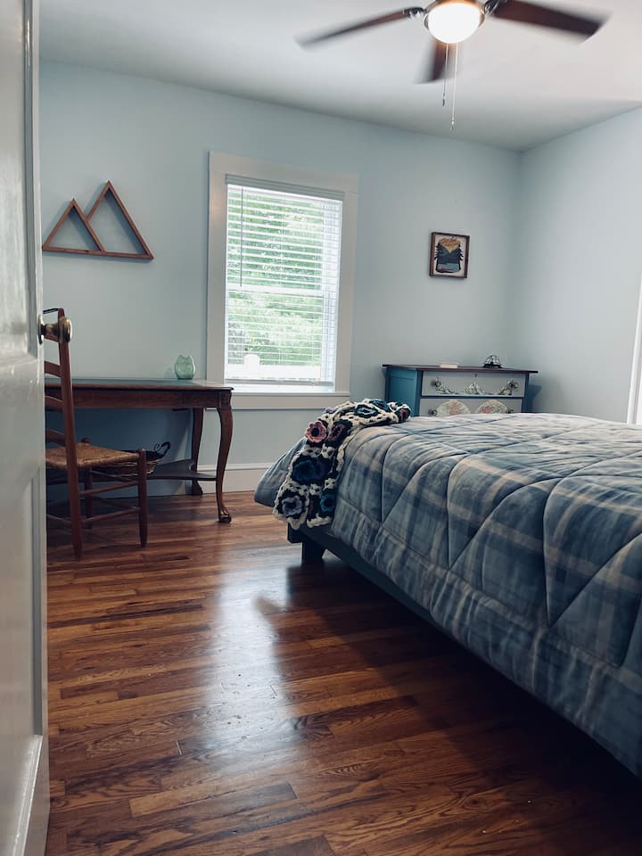 Táto spálňa má prístup na veľkú vonkajšiu terasu a pohodlné miesto na stretnutie s prácou. K dispozícii je stôl, lampa s nabíjaním USB a Wi-Fi, aby bolo všetko hotové. 