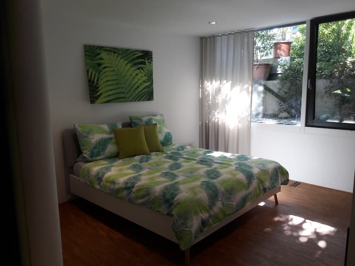 ein breites Bett  (1,80 x 2,00)  im großen Zimmer