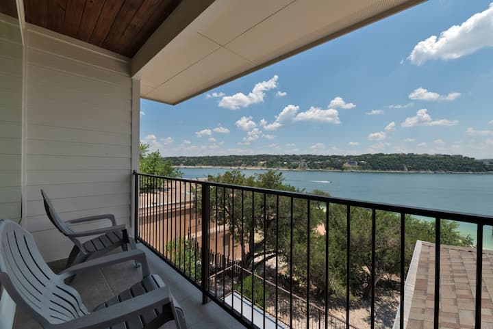 Primárna spálňa na poschodí s vlastnou terasou s posedením.