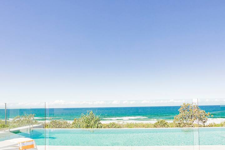 Castaways Beach Escape (4 bedroom) – Ocean Views