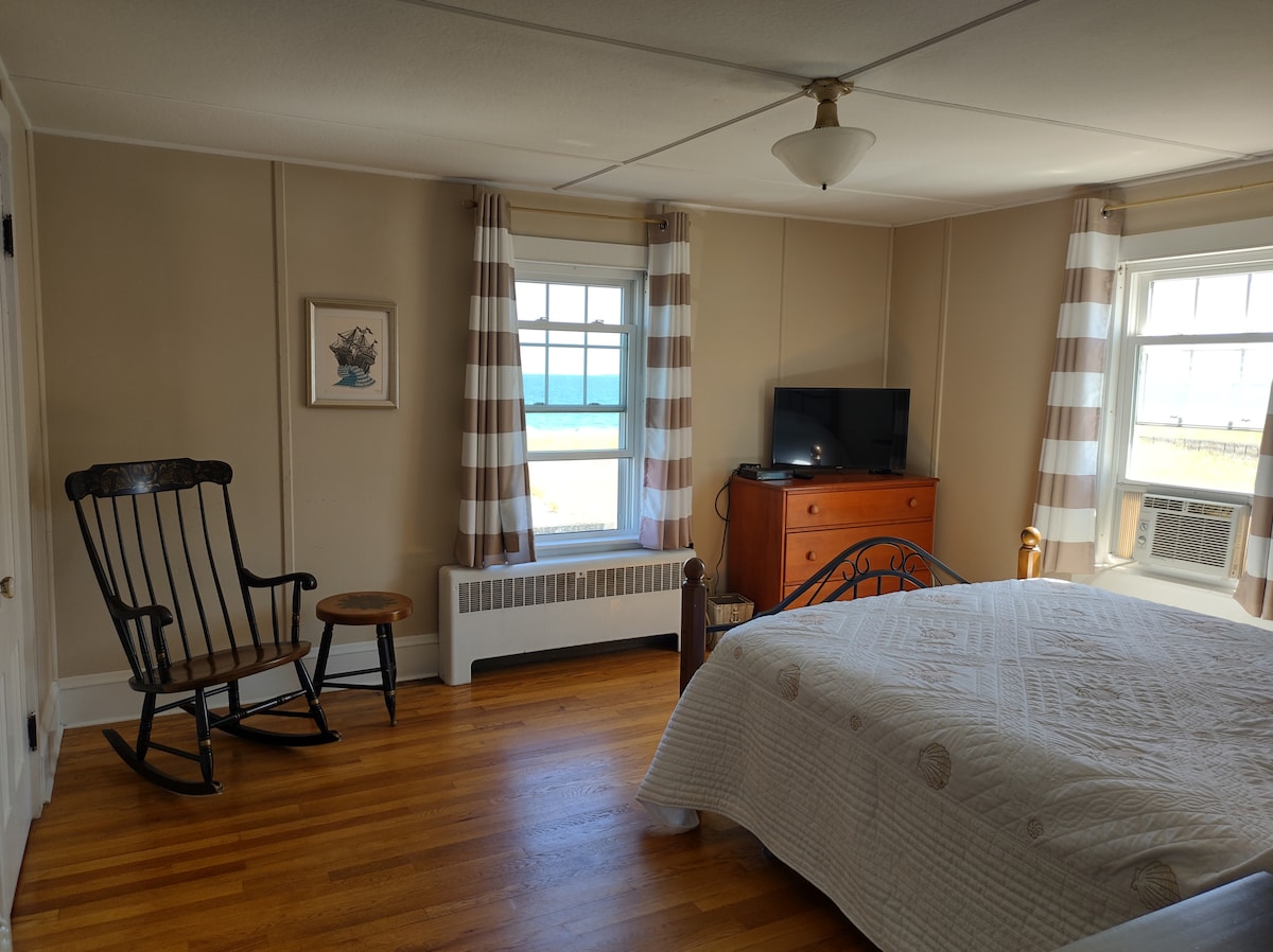 Беж спалната соба има удобен брачен кревет (широк 150-179 см), телевизор и клима уред со прозорец (во текот на летото).  Има прекрасен преден и страничен поглед и лулка за да уживате во глетката.