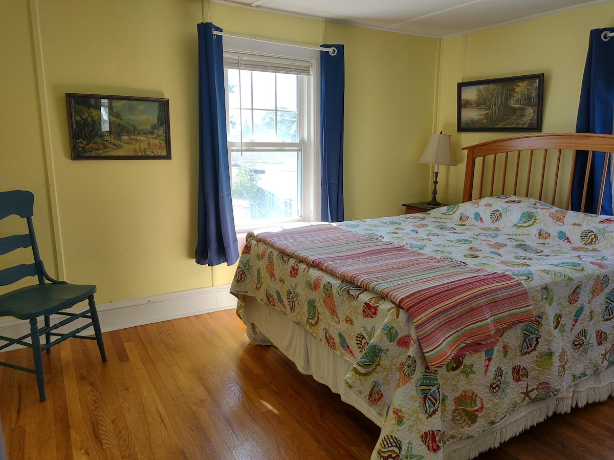 Жолтата спална соба има страничен поглед кон океанот, нов брачен кревет (широк 150-179 см) и нови затемнети завеси. 