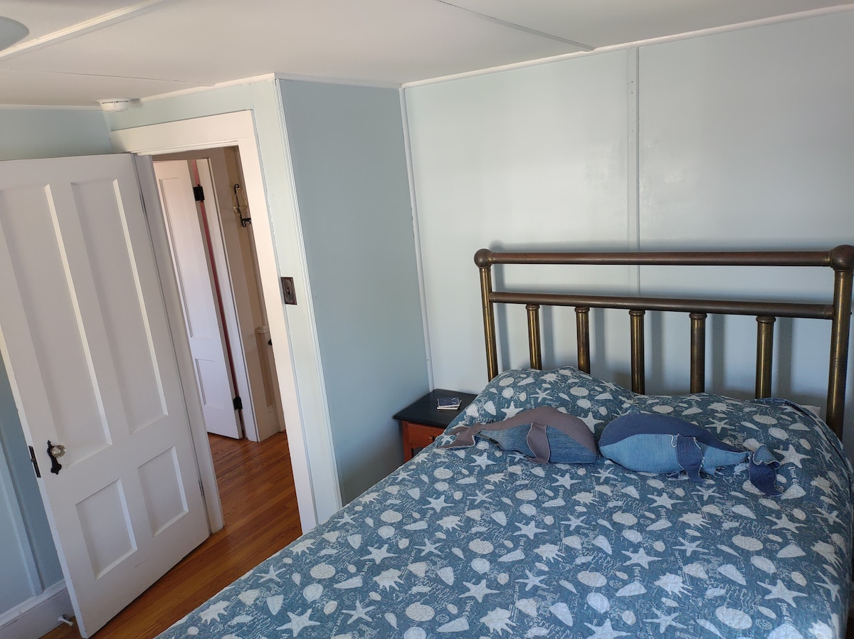 Стариот железен кревет е малку крцкав, но има понов душек и пружина.