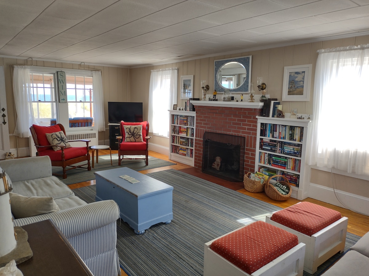 Дневната соба, исто така, е снабдена со книги, игри и загатки за опуштање по денот поминат на плажа. 