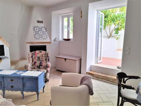 Popular Airbnb listing: Cheerful Little House apartment in Faro