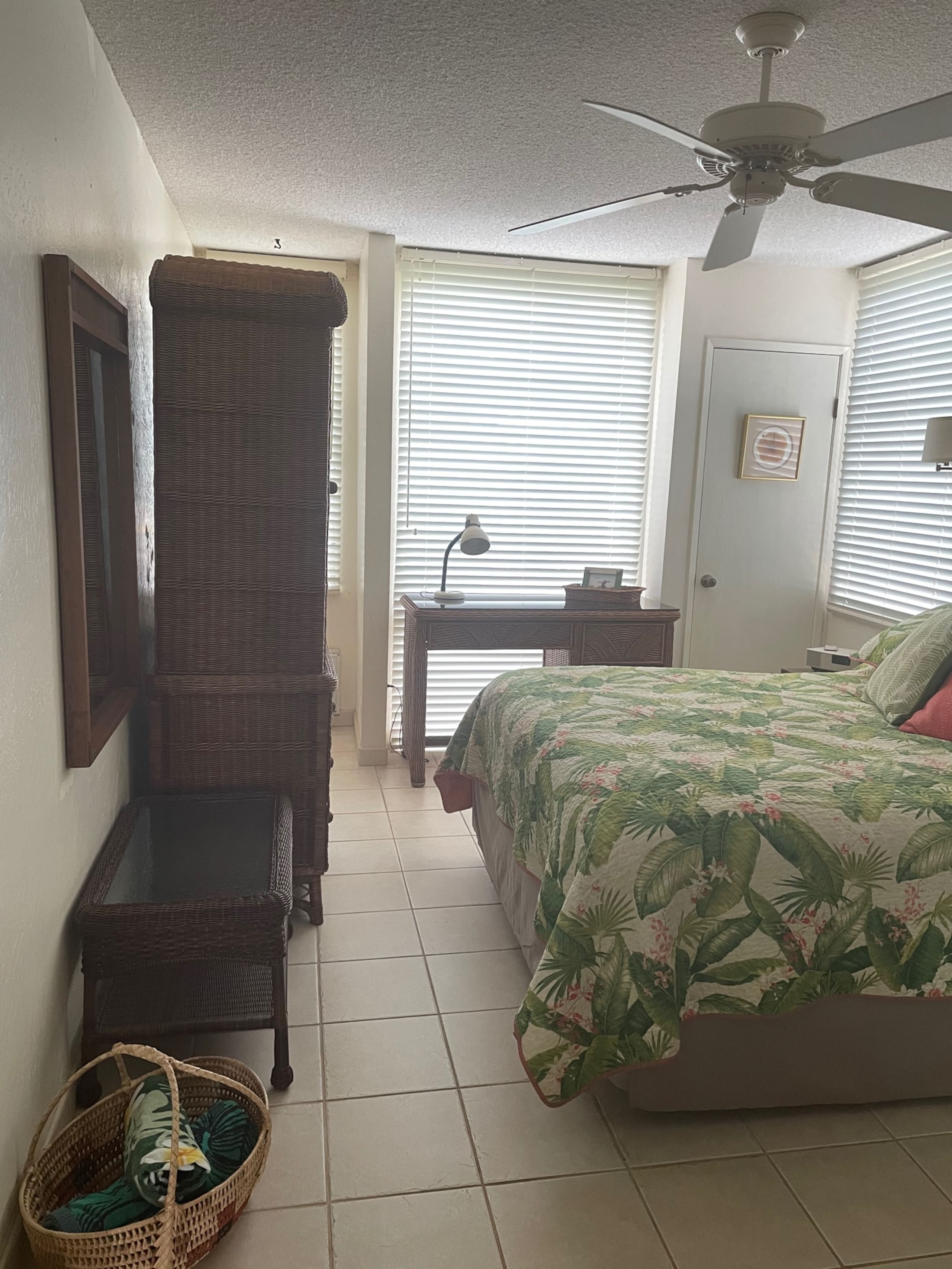 Hawaiian-style 1 BR Condo - steps from the beach! - Image 6