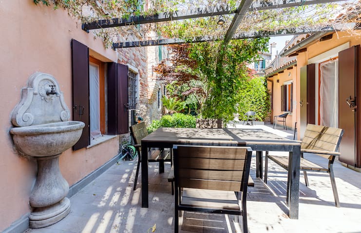 Lux in Venice?Have a private garden like this flat