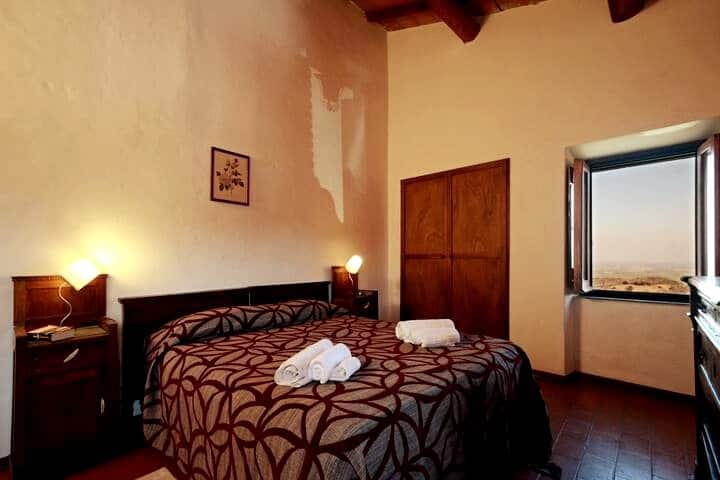 De 3 slaapkamers zijn een tweepersoonsslaapkamers, met een eenpersoonsbed toegevoegd voor extra comfort.  Uitgerust met een brede kledingkast voor opslag en een ladekast met 4 laden, waardoor er voldoende ruimte is voor je bezittingen.