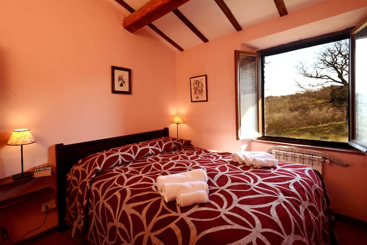 Eerste slaapkamer met tweepersoonsbed