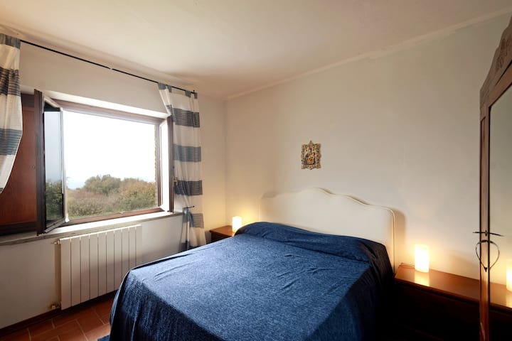 Chumba kikuu cha kulala mara mbili kina meza mbili zilizo na rafu, kabati kubwa la nguo na eneo la mapumziko. Dirisha linaangalia bwawa la kuogelea na lisilo na mwisho.

