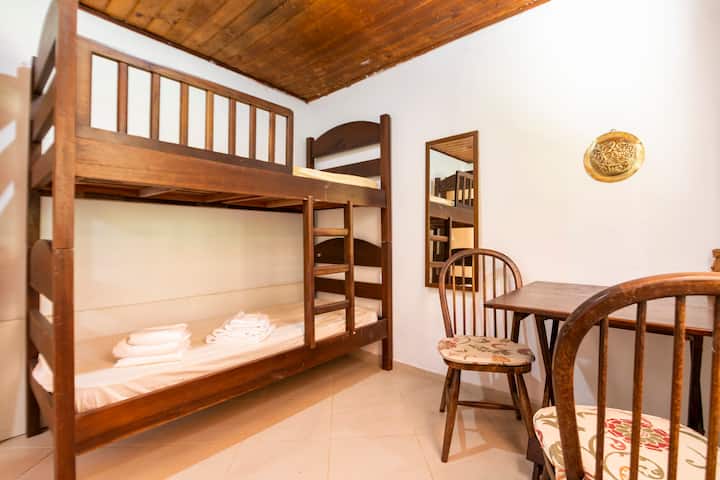 Izba v dome B s poschodovou posteľou a stolom  pre domácu kanceláriu