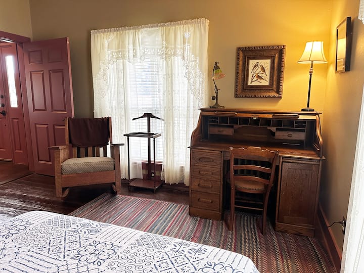 First Floor King Bed

Rolltop desk