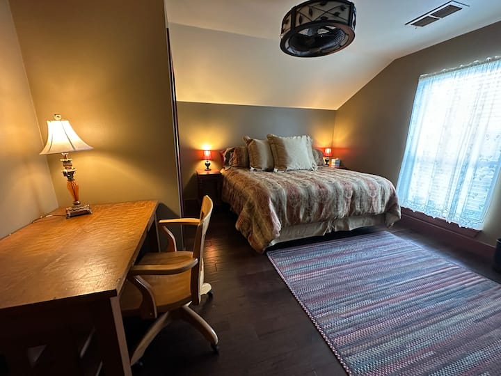 King Bed Upstairs

With desk and closet
