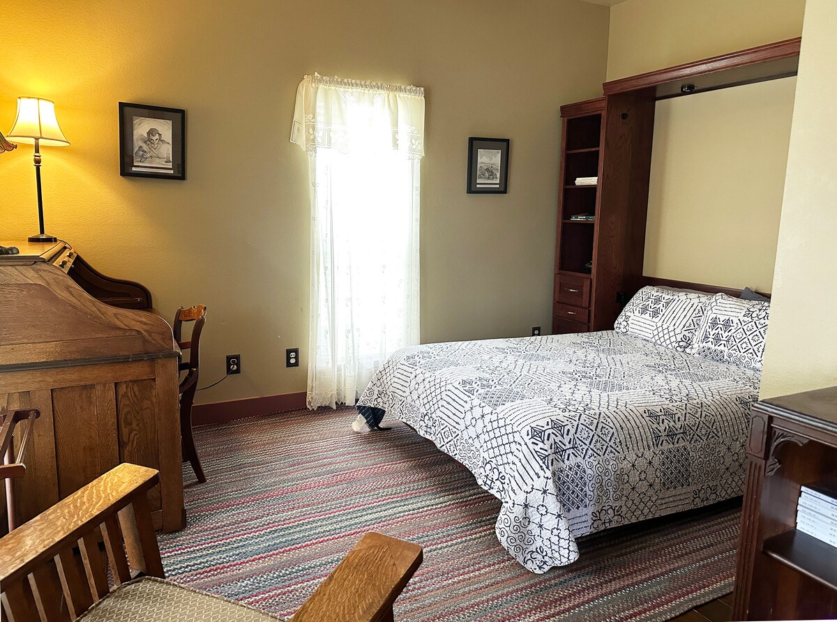 Kitanda cha Kifalme cha Ghorofa ya Kwanza

Chumba cha kulala kinachofikika chini; dawati na kabati.