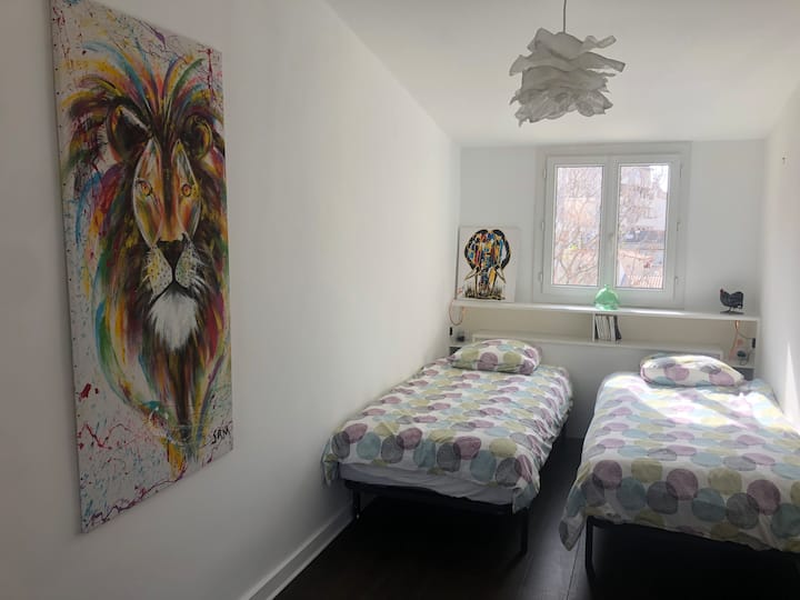 Chambre lits simples avec bureau et sa terrasse