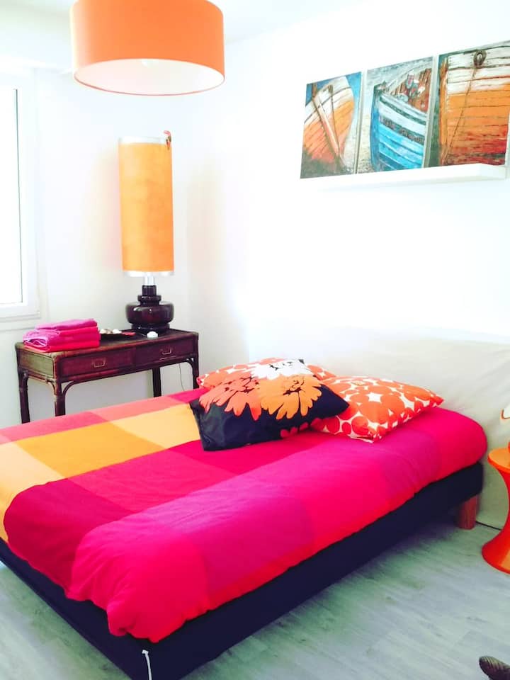 一楼橙色卧室1张床2人+大衣柜（ 1张床垫， 1人放在地板上）