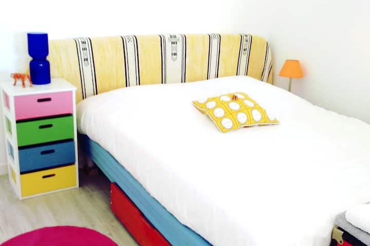 一楼黄色卧室1张床2人+大衣柜（ +1张床垫1人放在地板上）