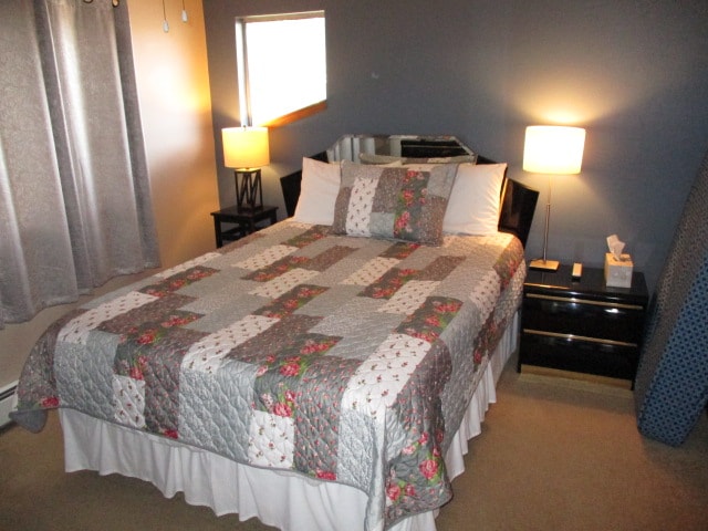 ห้องนอนพร้อมเตียงควีนไซส์ห้องลิ้นชักและตู้เสื้อผ้า