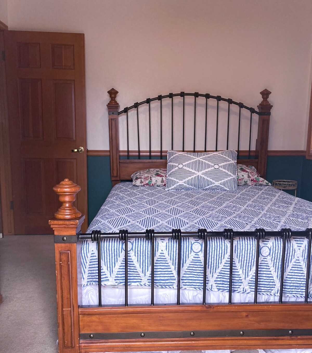 The Queen room, queen size bed ,with private door to the upper deck patio.  Amazing views out the windows with a feel of peace and tranquility.   