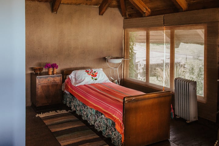 Ერთადგილიანი საწოლი მთავარ საძინებელში.