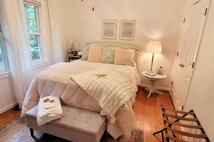 Rm #1 سرير مريح بحجم كوين مع مكتب وكرسي صغير. استمتع بإطلالة على الفناء الخلفي.
*يمكن إضافة مرتبة هوائية فاخرة مزدوجة للضيف الثالث.
** تتوفر حزمة ولعب/سرير أطفال مجانًا مع ضيفين (لا يمكن أن تستوعب rm كلا الخيارين)