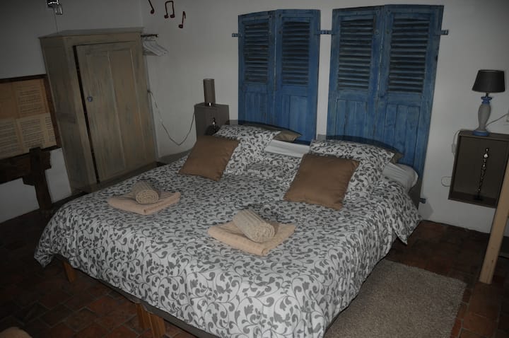 Cama King size (180 cm) para noches cómodas y tranquilas