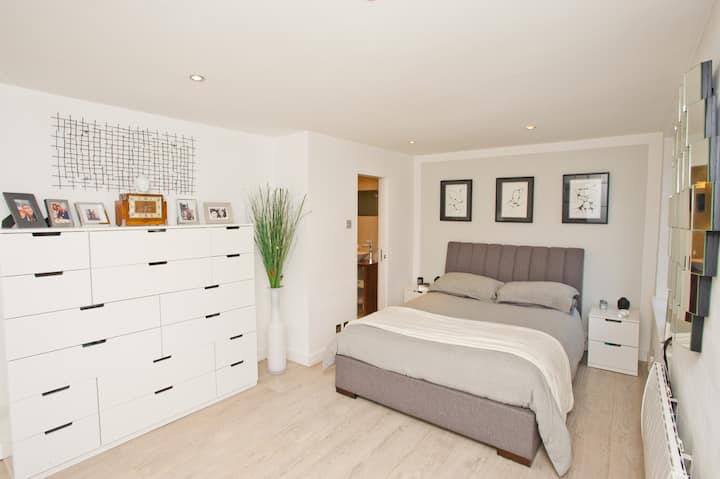 GLAVNA SPAVAĆA SOBA s vratima u kupaonici