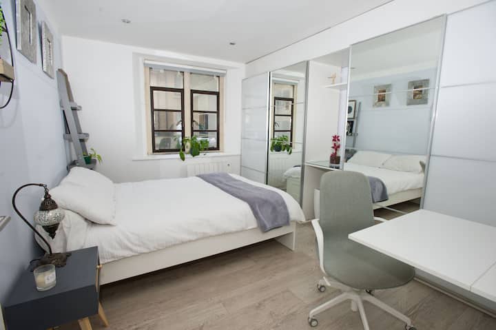 SPAVAĆA SOBA 3, BRAČNI KREVET,  TOALETNI STOL, DVOSTRUKI ORMAR S KLIZNIM ZRCALNIM VRATIMA, SKLOPIVI RADNI STOL SA STOLICOM.