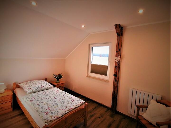 غرفة نوم في الطابق العلوي 2. إذا كان أحدكم يشخر ، فيمكنه الانتقال.