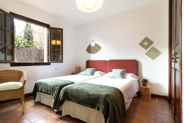 ชั้นล่างเป็นห้องนอนเตียงใหญ่