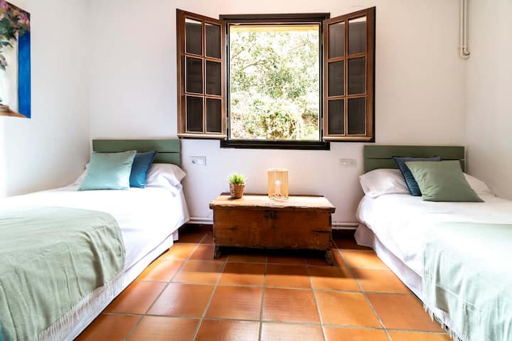 ชั้นล่างเป็นห้องนอนเตียงใหญ่