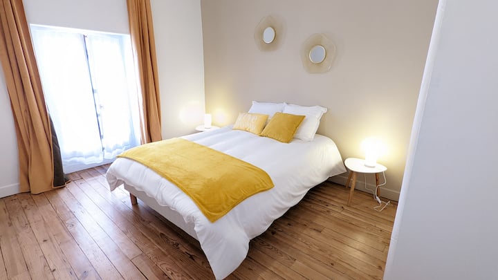 Საძინებელი №1, 2 ადამიანი, საწოლი 140x190, სამუშაო მაგიდა, საგარდერობო ოთახი