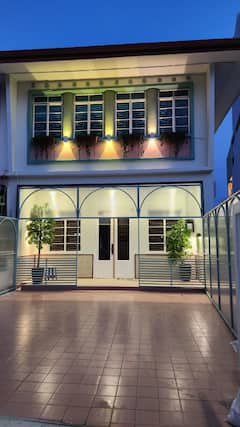 Deluxe+%3AQueen+Room+Private+Bathroom+Free+Internet