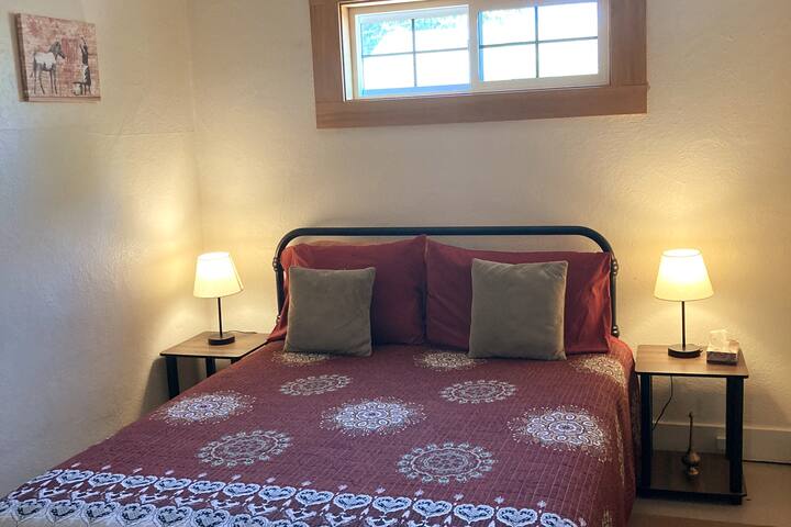 West Bedroom-Queen Bed. With Central AC/Heat For Quality Sleep Time