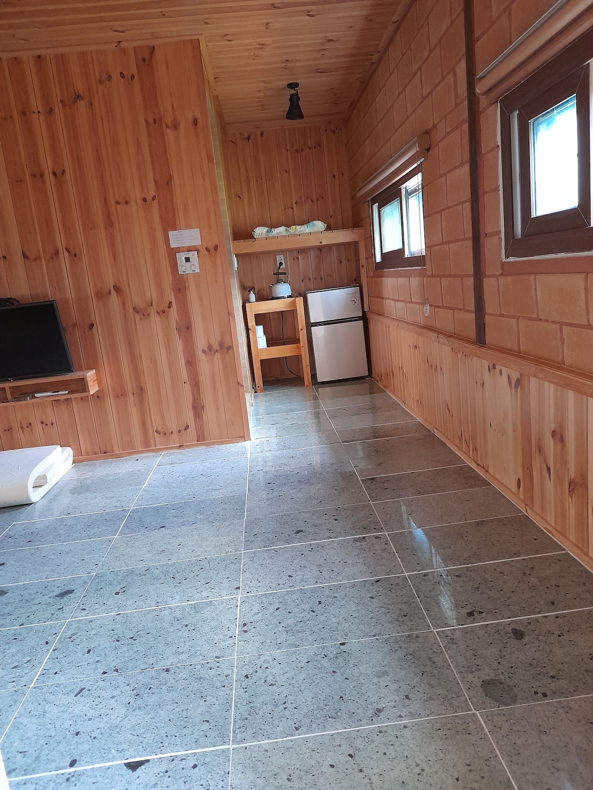 Ќе го поставам еден ден пред датумот на резервацијата на Хаџу ^ ^ На полицата, ставив ќебе и перница.. Крпи и марамчиња во просторот подолу. На страната на телевизорот, два кадифени полудвојни душеци (мемориска пена) се стандардните подесувања. Подот е камен од МекВансеок. 