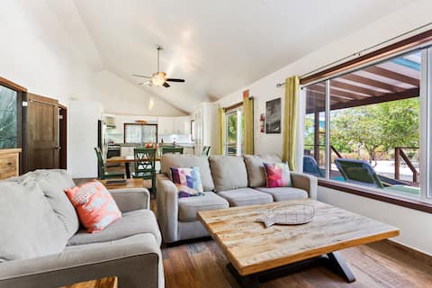 Coconut House: Beachfront in Placencia Village