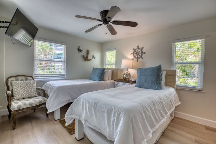 Მეორე საძინებლის ზემოთ, ორადგილიანი საძინებლით.    Დაიძინეთ, როგორც დიდი საწოლი ან ტყუპები.