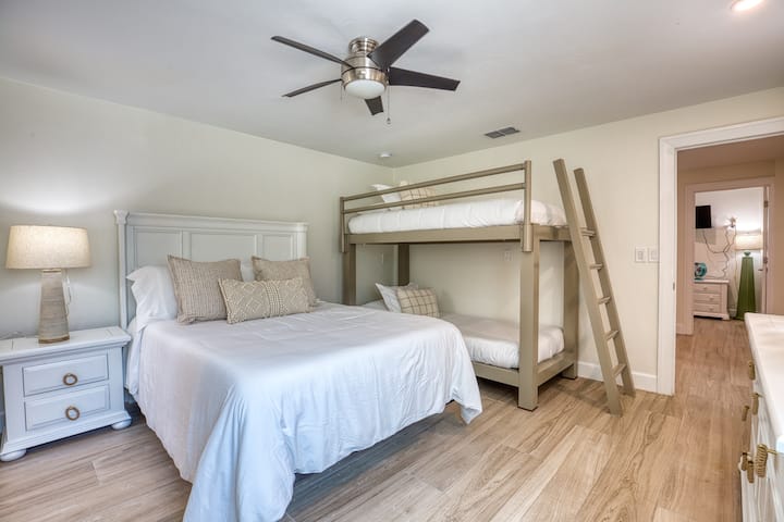 Მესამე საძინებლის ფლიგელი.   დედოფალი და 2 ტყუპი xl