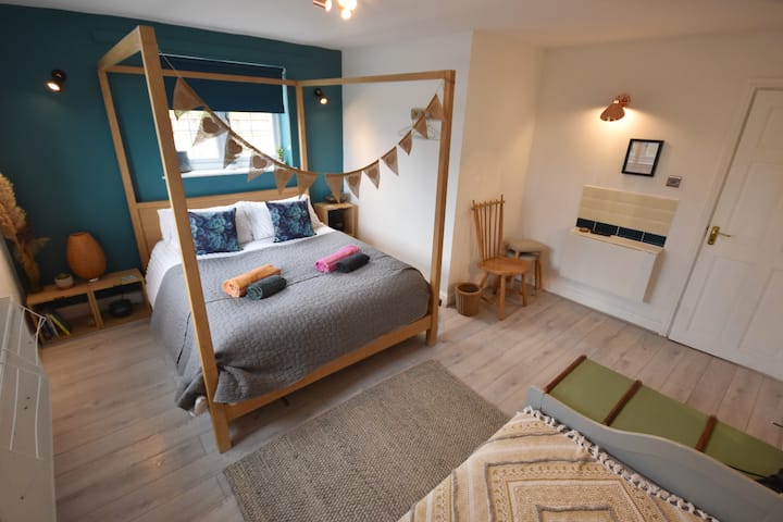 غرفة النوم الخاصة والطابق الأرضي والملائمة للحيوانات الأليفة